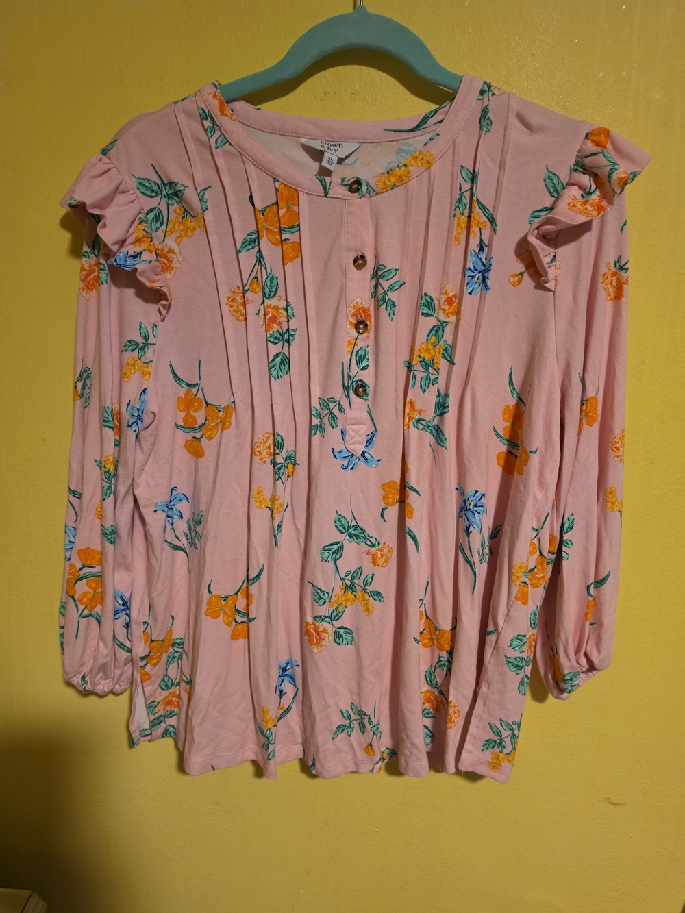 Crown & Ivy Women's Size XL Pink Floral Print Blouse Ruffle Shoulder Details